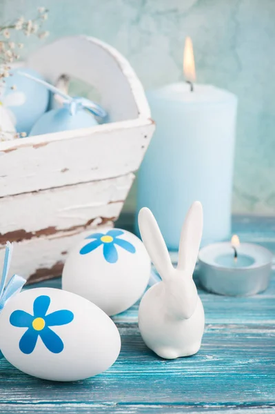 Ovos de Páscoa azuis brancos, coelho — Fotografia de Stock