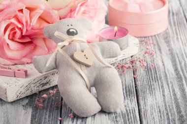 Pembe hediye kutusu, gül, mum yaktı