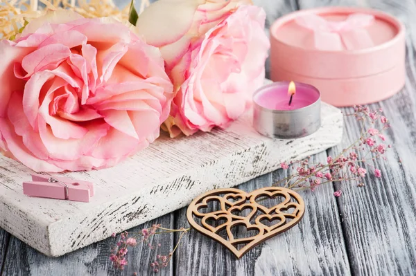 ピンクのギフト ボックス、バラ、キャンドルの点灯 — ストック写真