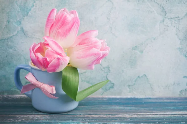 Flores de tulipa rosa em caneca azul — Fotografia de Stock