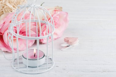 Pembe Gül, yanan mum