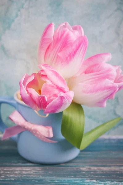 Flores de tulipa rosa em caneca azul — Fotografia de Stock