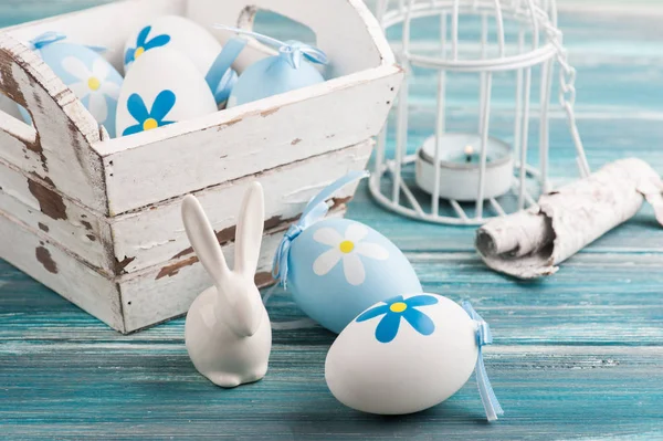 Fehér kék húsvéti tojás, nyuszi — Stock Fotó