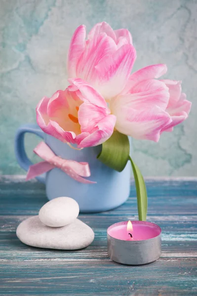 Flores de tulipán rosa en taza azul —  Fotos de Stock