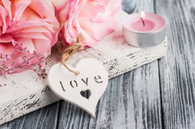 Pembe Gül, yanan mum, kalp