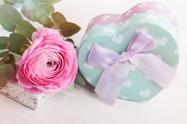 Pembe düğün çiçeği çiçek hediye kutusu ile