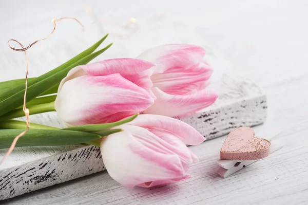 Tulipes et coeur rose — Photo