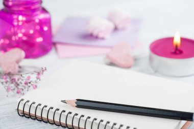 Defter, çiçekler ve pembe ışıklar