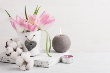 Pembe Lale çiçek, yanan mumlar