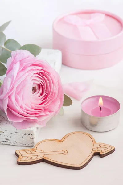 Rosa flor buttercup con corazón de madera —  Fotos de Stock