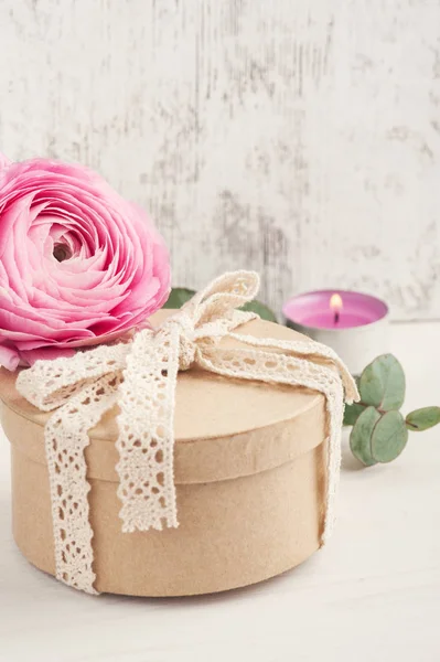ピンクのキンポウゲの花ギフト ボックス — ストック写真