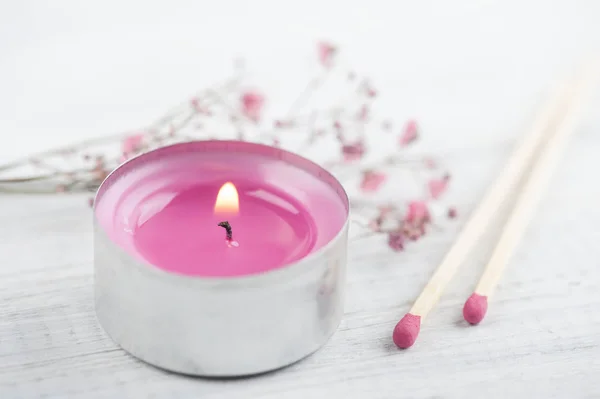 Roze aroma kaars en wedstrijden — Stockfoto