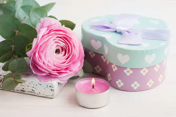 Розовый цветок с подарочной коробкой — стоковое фото