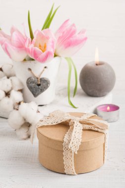 Pembe Lale çiçek, hediye kutusu