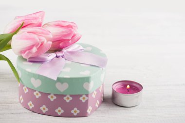 Hediye kutusu kalp ve Lale