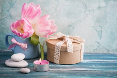 Pembe Lale çiçek, hediye kutusu