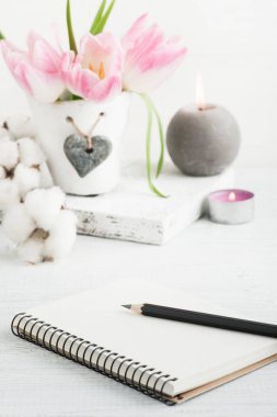 Pembe Lale çiçek, boş defter