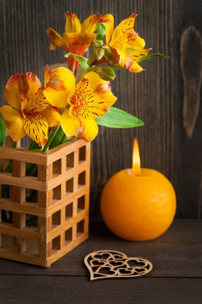 Желтые лилии в деревянной коробке — стоковое фото