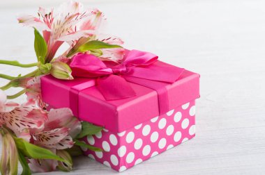 Pembe lilly çiçek hediye kutusu ile