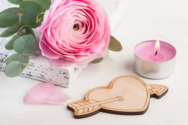 Bouton d'or rose fleur avec coeur en bois — Photo