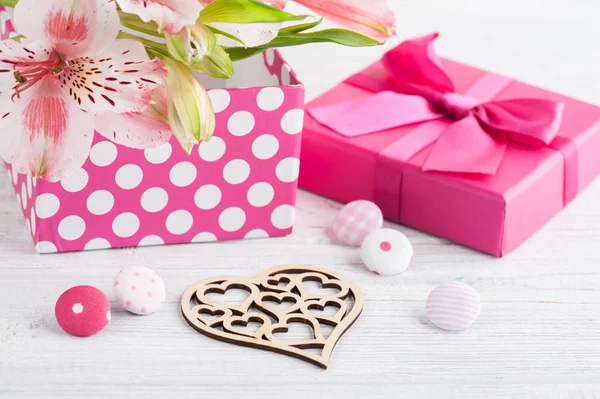 Flores lírio rosa com caixa de presente — Fotografia de Stock