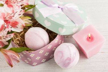 Lilly, mum ve banyo bomba