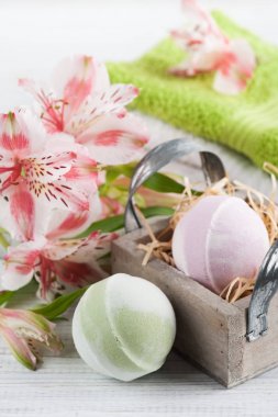 Lilly, havlu ve banyo bomba