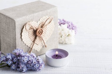 Hediye kutusu ile Lila çiçek