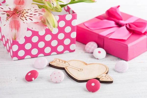 Pink lilly flowers with gift box — Stock Photo, Image