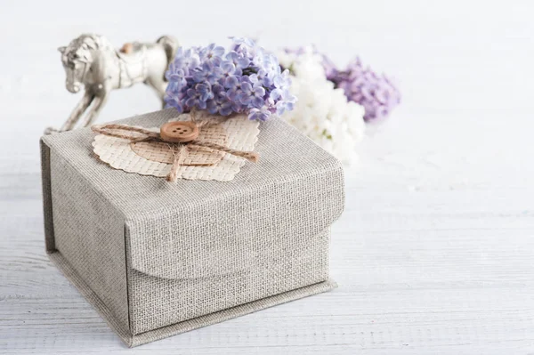 Flores lila con caja de regalo —  Fotos de Stock