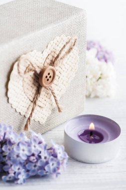 Hediye kutusu ile Lila çiçek