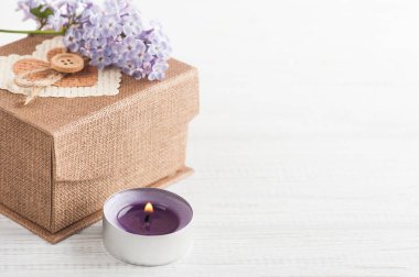 Hediye kutusu ile Lila çiçek