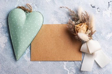 Boş kağıt ve kraft zarfı