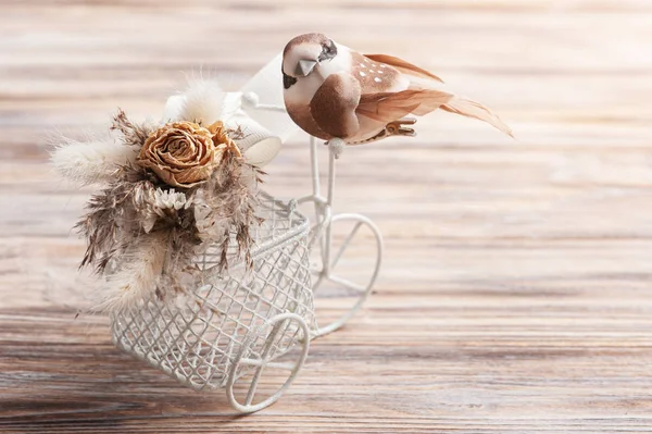 Bukett med torra blommor på dekorativ cykel — Stockfoto