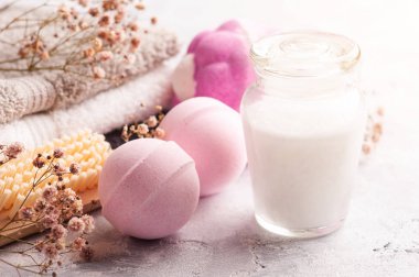 Pembe aromalı banyo bombaları