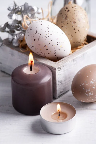 Braune Eier und brennende Kerzen — Stockfoto