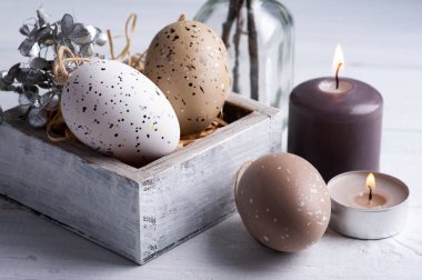 Kahverengi yumurta ve yanan mumlar