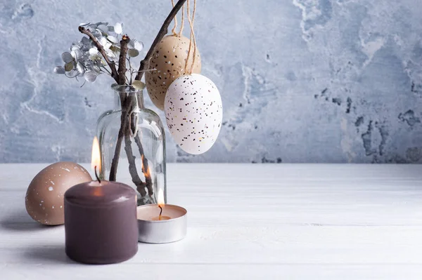 Bruna ägg och tända ljus — Stockfoto