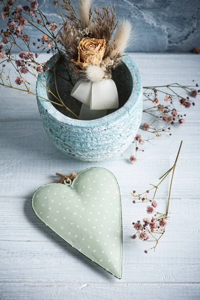 Buquê de flores secas em vaso azul com coração verde — Fotografia de Stock