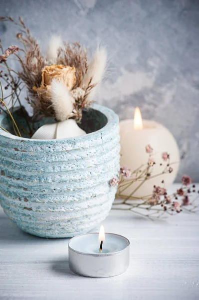 Синя запалена свічка і сухі квіти — стокове фото