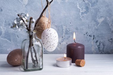 Kahverengi yumurta ve yanan mumlar