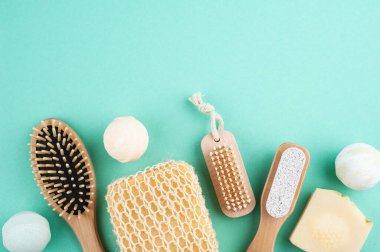 Nane yeşili arka planda ahşap doğal spa nesneleri