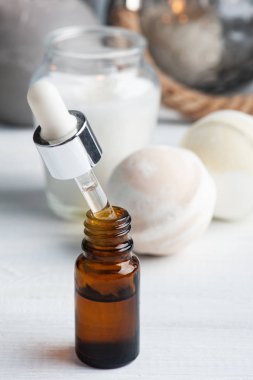 Kuru çiçekler ve yanan mumlarla SPA cephaneliğinde gerekli yağ ve banyo bombaları.