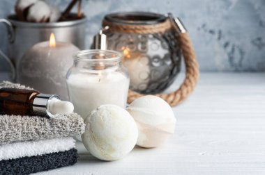 Vanilyalı çikolatalı banyo bombaları SPA cephaneliğinde kuru çiçekler ve yanan mumlarla