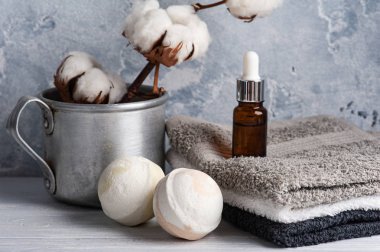 Vanilyalı çikolatalı banyo bombaları SPA cephaneliğinde kuru çiçekler ve yanan mumlarla