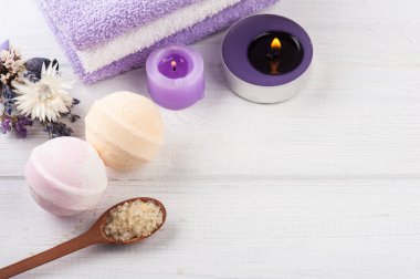 Aroma tuzu ve banyo bombaları, mor sünger taşı ve lavanta kaplama. Havlular, kopyalama alanı olan mor mumlar.