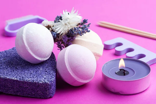 Aromabomben Lila Bimsstein Und Lavendel Spa Arrangement Auf Leuchtend Rosa — Stockfoto