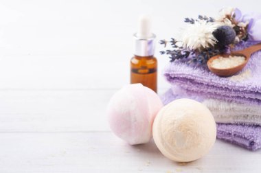 Aroma tuzu ve banyo bombaları, mor sünger taşı ve lavanta kaplama. Havlular, yanan mor mumlar. Yakın çekim.