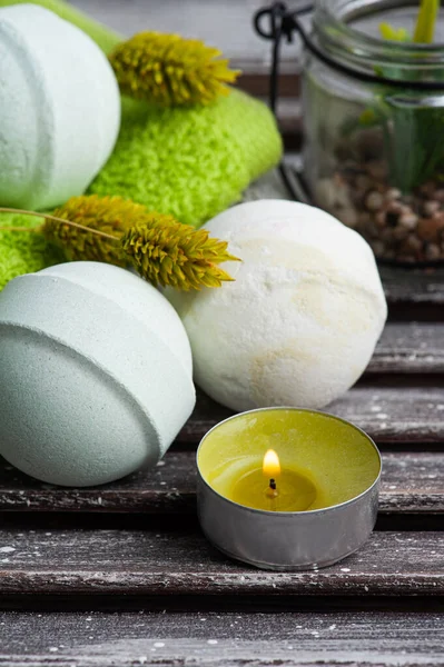 Aroma Badebomben Grüne Handtücher Und Sukkulenten Spa Arrangement Auf Braunem — Stockfoto