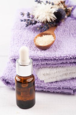 Temel yağ, banyo tuzu kuru çiçekler ve havlularla SPA cephaneliğinde.